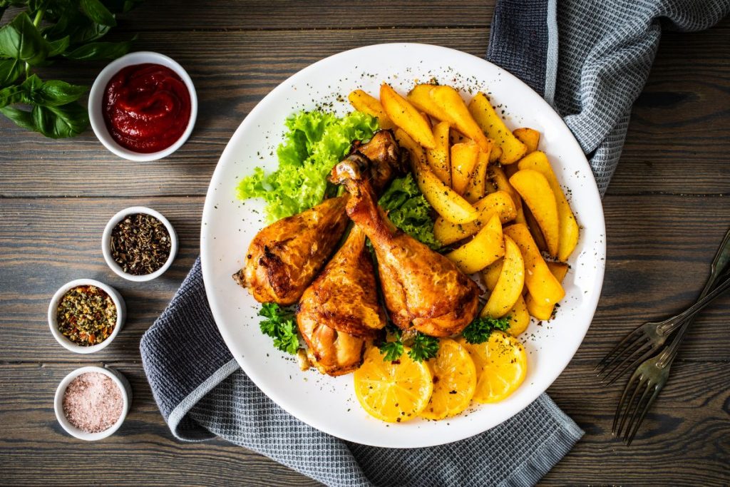 Cosce di pollo al forno, un secondo appetitoso e nutriente 3 cosce di pollo al forno, il secondo appetitoso e completo