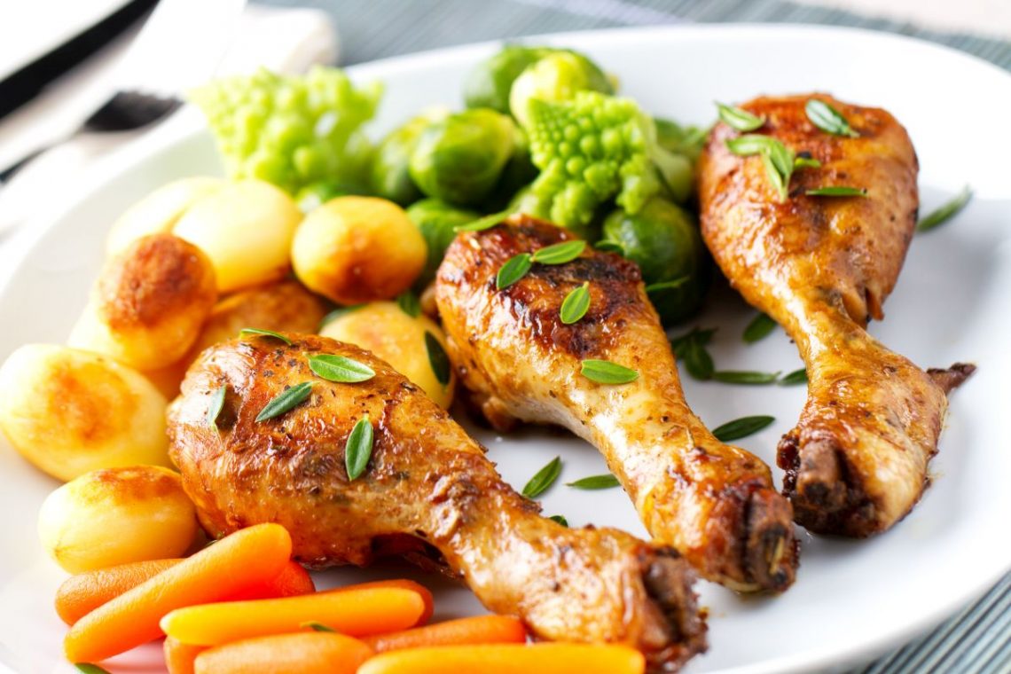 Cosce di pollo al forno: ricetta classica con patate - Melarossa