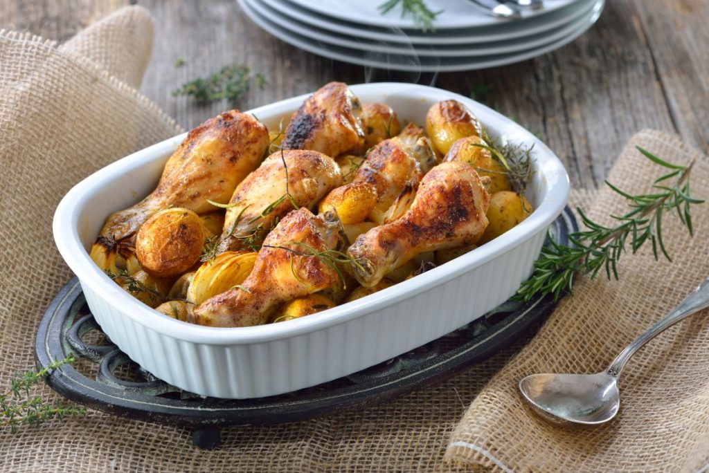 Cosce di pollo al forno: ricetta classica con patate - Melarossa