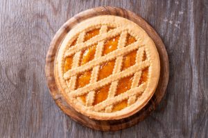 Crostata di albicocche, un dolce della tradizione goloso e ricco