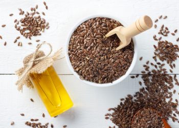 Olio di semi di lino: che cos'è, proprietà e benefici, usi e come farlo in casa