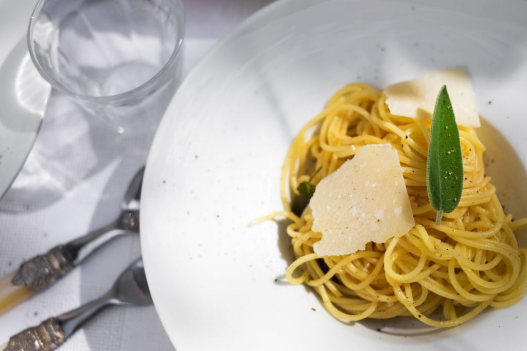 Pasta burro e salvia, la ricetta superveloce da preparare quando vuoi 2 Pasta burro e salvia, la ricetta superveloce