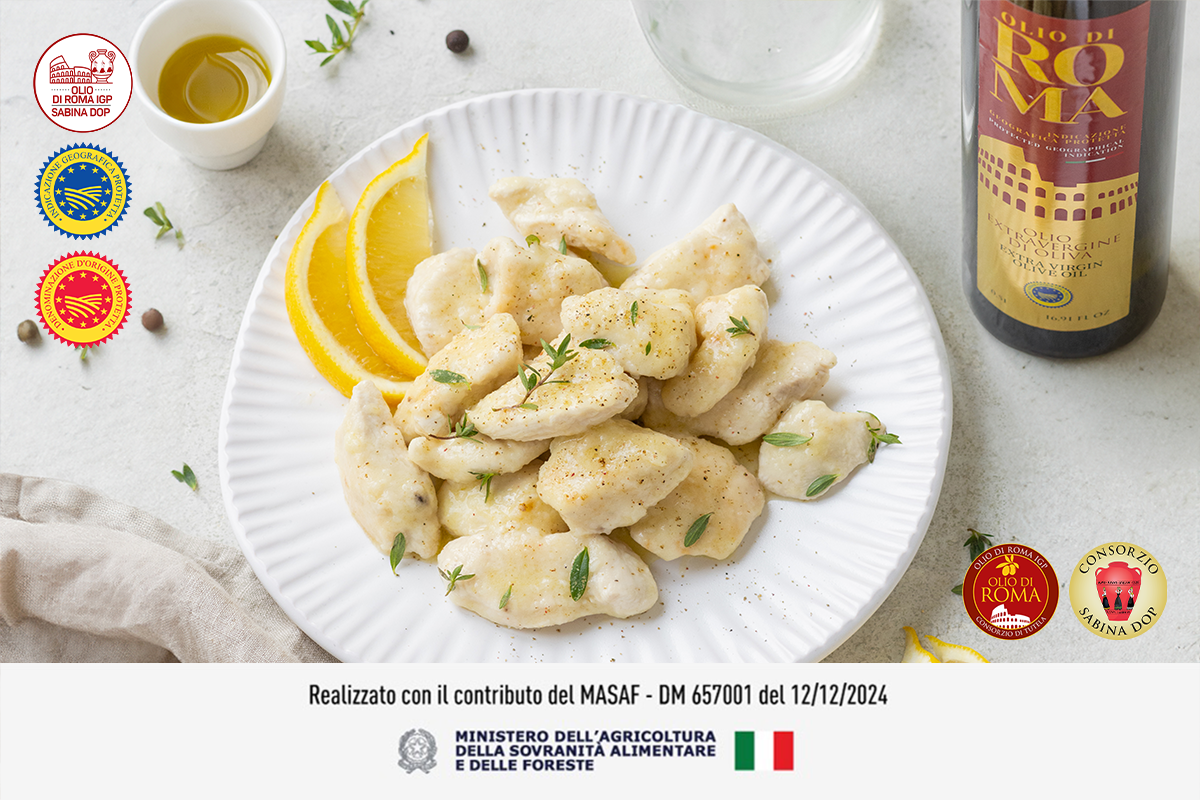 su tavolo bianco, piatto bianco con petto di pollo al limone, accanto dette di limone e la bottiglia dell'olio Evo Roma IGP. Sulla destra i loghi dell'olio Roma IGP e Olio Sabina.