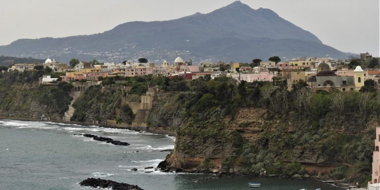 Procida e Ischia sullo sfondo