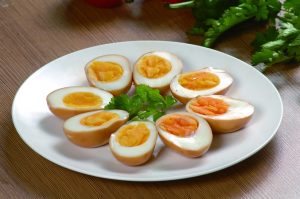 Uovo marinato, ricetta facile, di grande effetto e versatile