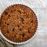 su tavolo di legno grigio tortiera con castagnaccio e un canovaccio verde militare