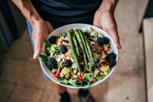 Dieta paleo: che cos’è, come funziona, schema, alimenti concessi e vietati, esempio di menù, pro e contro