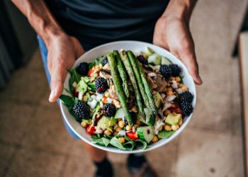 Dieta paleo: che cos'è, come funziona, alimenti vietati e alimenti concessi, esempio di menù, benefici e controindicazioni