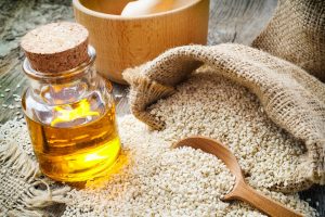 Olio di sesamo: che cos’è, proprietà, benefici, usi e controindicazioni