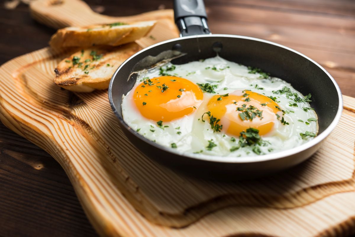 Come fare l'uovo al tegamino perfetto: la ricetta e i consigli