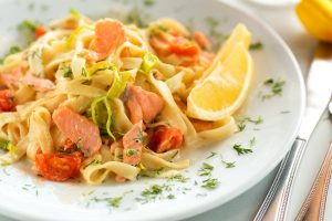 Tagliatelle al salmone: la ricetta senza panna