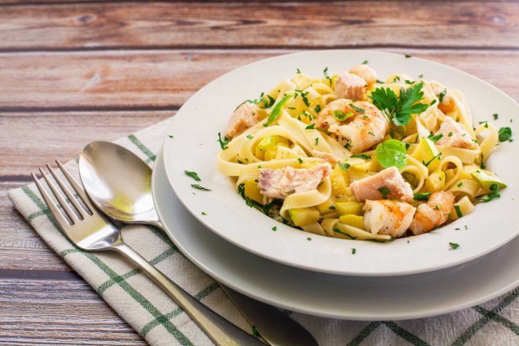 Tagliatelle al salmone: la ricetta senza panna - Melarossa