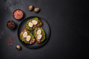 Uova di quaglia: proprietà, benefici e valori nutrizionali, come cuocerle cucinarle e sgusciarle, idee ricette, controindicazioni
