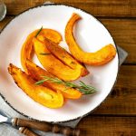 piatto bianco con fette di zucca al forno