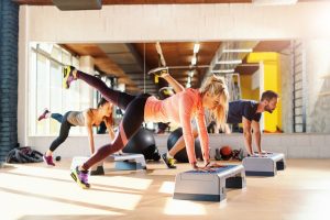 L’allenamento con lo step: cos’è, benefici dello step, i migliori esercizi per tonificarti, guida all’acquisto