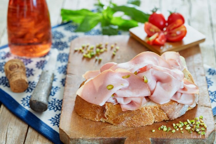 Mortadella che cos'è, valori nutrizionali, benefici, idee ricette