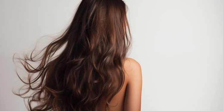 donna di schiena con spalle nude che ha capelli lunghissimi