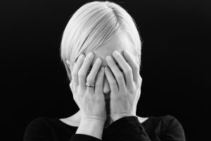 Emicrania con aura: che cos’è, sintomi, cause, diagnosi, cure e prevenzione