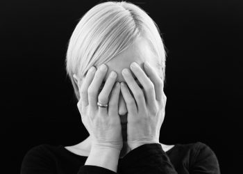 emicrania con aura: che cos'è, sintomi, cause, diagnosi e cure