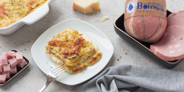 lasagne mortadella e pistacchio