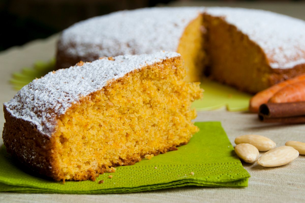 Torta di carote e mandorle, un dolce sano e goloso per la tua colazione 3 ricetta torta di mandorle e carote leggera