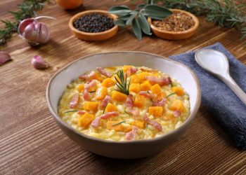 zuppiera con risotto zucca e pancetta, tovagliolo e cucchiaio