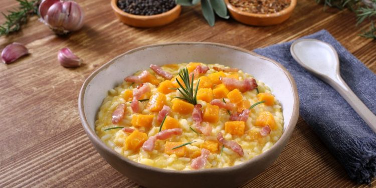 zuppiera con risotto zucca e pancetta, tovagliolo e cucchiaio