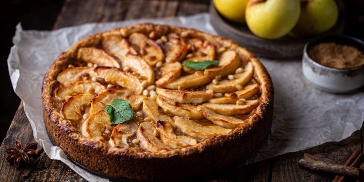 una torta di mela e ricotta, soffice su base di legno
