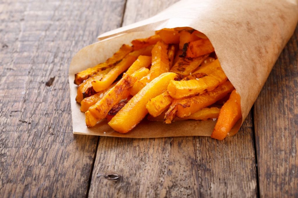 Zucca fritta, il contorno goloso 2 cartoccio con fettine di zucca fritta