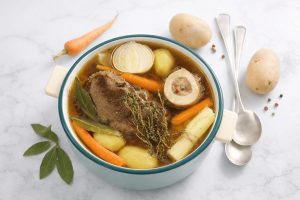 Brodo di carne fatto in casa: ricetta base e consigli di cottura