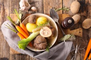 Brodo di carne, prepara in casa un vero classico della nostra cucina