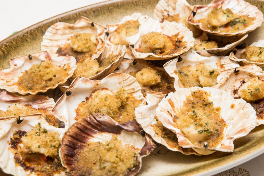 Capesante gratinate, un secondo dal gusto delicato 4 capesante gratinate: la ricetta
