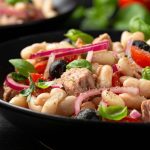 Insalata di tonno e fagioli: fresca, leggera e pronta in 10 minuti 1 un piatto nero con insalata tonno e fagioli con le cipolle