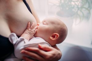 Latte materno: composizione, benefici e come aumentare la produzione