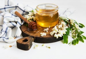 Miele di acacia: che cos’è, proprietà e benefici, rimedi e usi in cucina