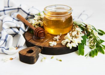 miele d'acacia: che cos'è, proprietà, benefici , calori usi in cucina e usi terapeutici