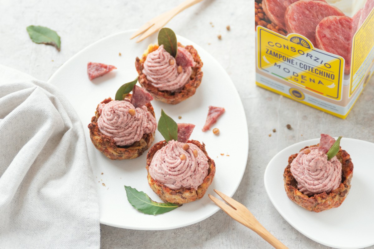 nidi di patate con cotechino e lenticchie