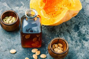 Olio di semi di zucca: che cos’è, proprietà, benefici, usi cosmetici e alimentari