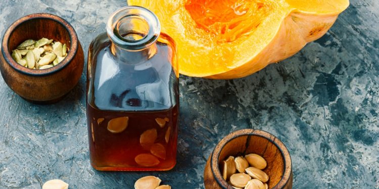 olio di semi di zucca: che cos'è, valori nutrizionali, benefici, usi, ricette