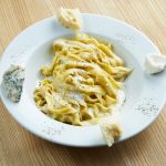 piatto fondo bianco con pasta ai quattro formaggi