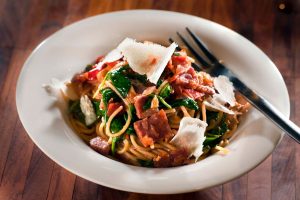Spaghetti con Salame Cacciatore Italiano, un primo rustico e goloso