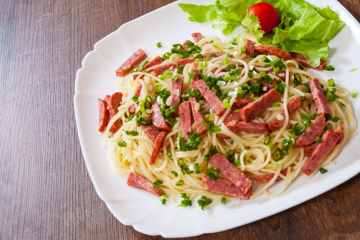 spaghetti con salame nelle diete e nei menù