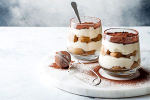 Tiramisù senza uova e mascarpone, la versione più leggera del dolce classico