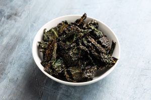 Chips di cavolo nero al forno: la ricetta facile per uno snack croccante e sano