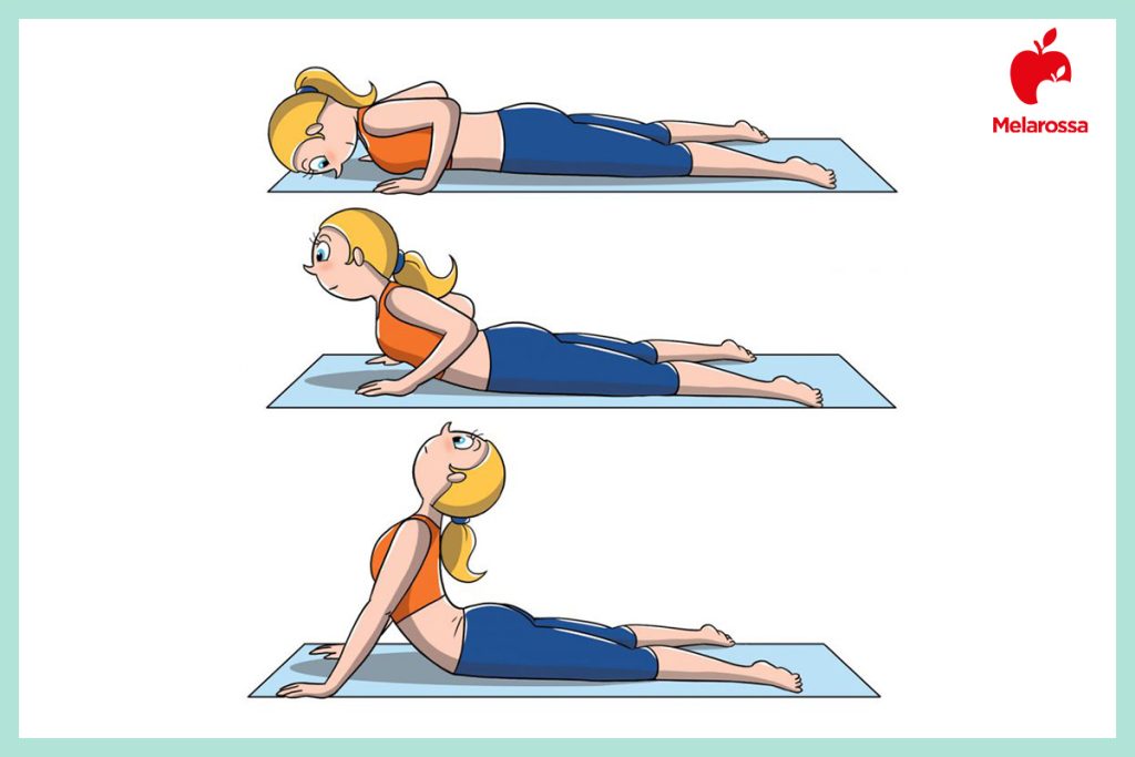 Kundalini Yoga: benefici, esercizi e come funziona 5 Kundalini yoga, sequenza illustrata della posizione del cobra eseguita da prona con il busto sollevato.