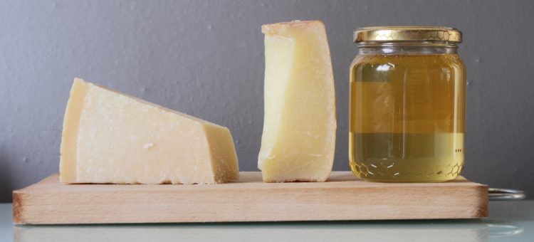 Miele di acacia: che cos'è, proprietà, benefici, rimedi e usi in cucina