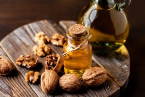 Olio di noci: che cos’è, proprietà, benefici e usi