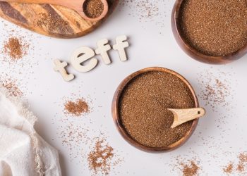 delle ciotole colme di chicchi di teff