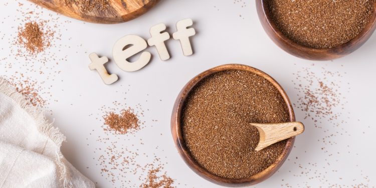 delle ciotole colme di chicchi di teff