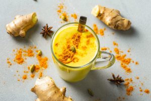 Latte d’oro: perché fa bene, ricetta  e video ricetta per preparare il golden milk a casa